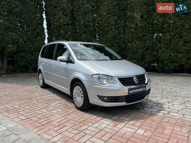 Серый Фольксваген Туран, объемом двигателя 1.6 л и пробегом 275 тыс. км за 7000 $, фото 1 на Automoto.ua