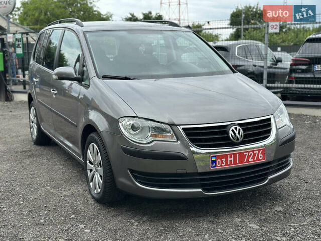 Серый Фольксваген Туран, объемом двигателя 1.4 л и пробегом 238 тыс. км за 6400 $, фото 1 на Automoto.ua