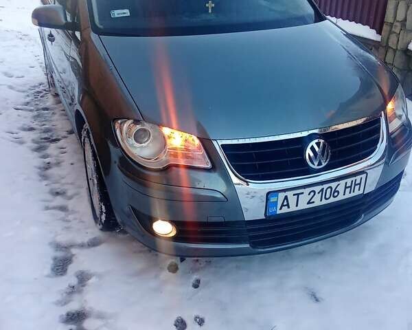 Серый Фольксваген Туран, объемом двигателя 1.9 л и пробегом 263 тыс. км за 7700 $, фото 1 на Automoto.ua