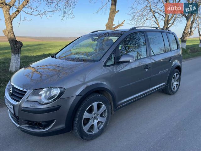 Серый Фольксваген Туран, объемом двигателя 1.39 л и пробегом 220 тыс. км за 4400 $, фото 1 на Automoto.ua