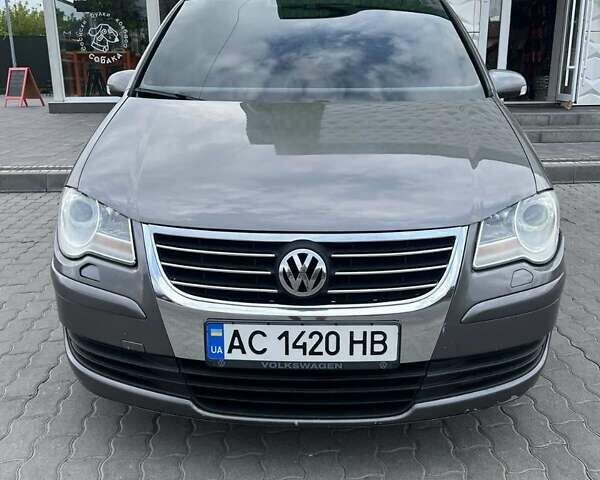 Серый Фольксваген Туран, объемом двигателя 1.4 л и пробегом 278 тыс. км за 5300 $, фото 1 на Automoto.ua