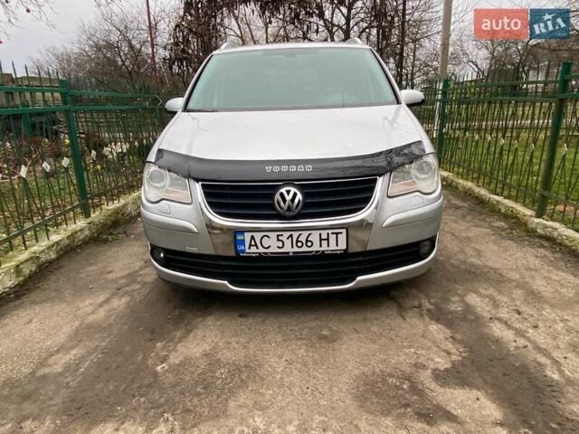 Серый Фольксваген Туран, объемом двигателя 1.98 л и пробегом 303 тыс. км за 7800 $, фото 1 на Automoto.ua