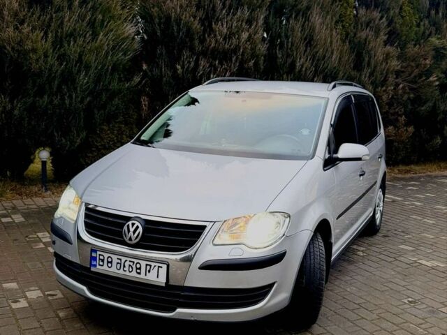 Серый Фольксваген Туран, объемом двигателя 2 л и пробегом 220 тыс. км за 6800 $, фото 1 на Automoto.ua