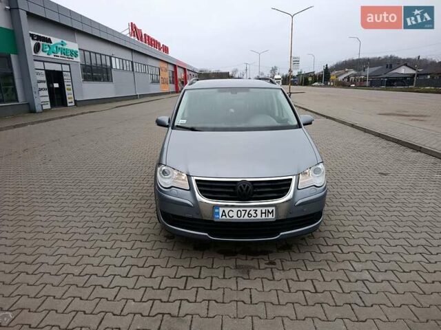Серый Фольксваген Туран, объемом двигателя 1.98 л и пробегом 327 тыс. км за 7100 $, фото 1 на Automoto.ua