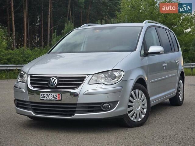 Серый Фольксваген Туран, объемом двигателя 2 л и пробегом 237 тыс. км за 9699 $, фото 1 на Automoto.ua