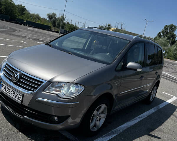 Серый Фольксваген Туран, объемом двигателя 2 л и пробегом 226 тыс. км за 10750 $, фото 1 на Automoto.ua
