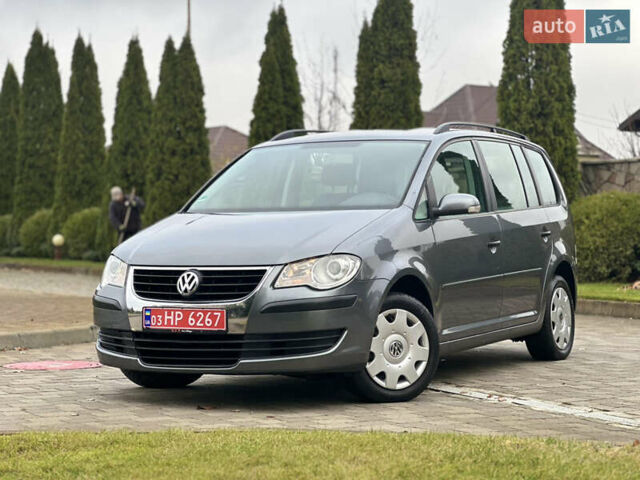 Серый Фольксваген Туран, объемом двигателя 1.6 л и пробегом 210 тыс. км за 7350 $, фото 1 на Automoto.ua
