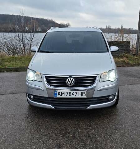 Серый Фольксваген Туран, объемом двигателя 1.97 л и пробегом 313 тыс. км за 7800 $, фото 1 на Automoto.ua