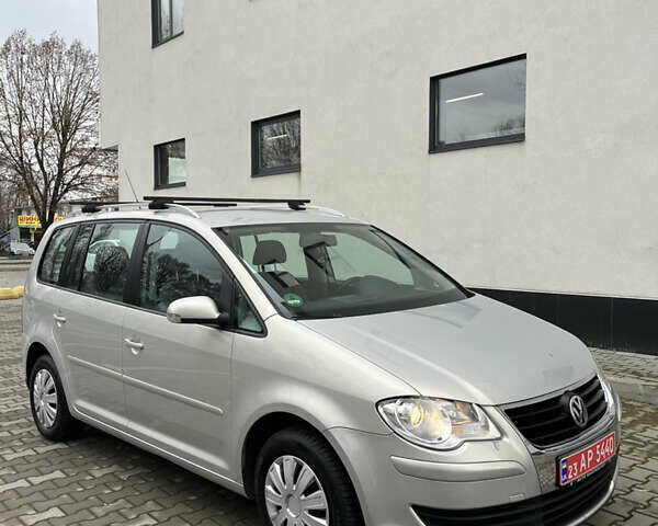 Серый Фольксваген Туран, объемом двигателя 1.6 л и пробегом 211 тыс. км за 7500 $, фото 1 на Automoto.ua