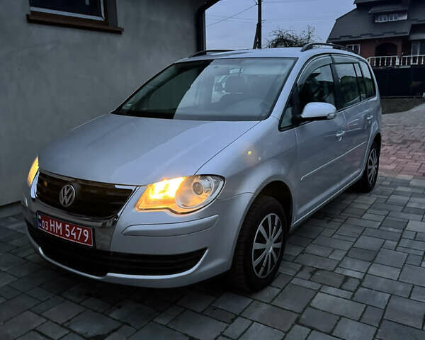 Сірий Фольксваген Туран, об'ємом двигуна 1.6 л та пробігом 226 тис. км за 7999 $, фото 1 на Automoto.ua