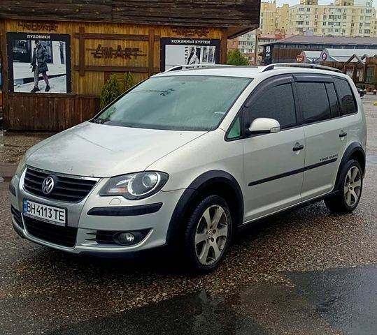 Серый Фольксваген Туран, объемом двигателя 1.4 л и пробегом 317 тыс. км за 7500 $, фото 1 на Automoto.ua