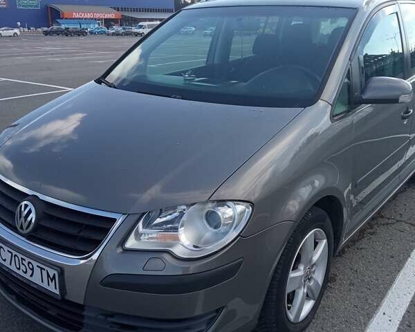 Серый Фольксваген Туран, объемом двигателя 1.9 л и пробегом 235 тыс. км за 8500 $, фото 1 на Automoto.ua