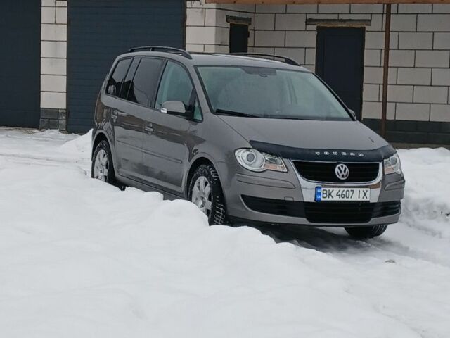Сірий Фольксваген Туран, об'ємом двигуна 0 л та пробігом 266 тис. км за 8800 $, фото 1 на Automoto.ua