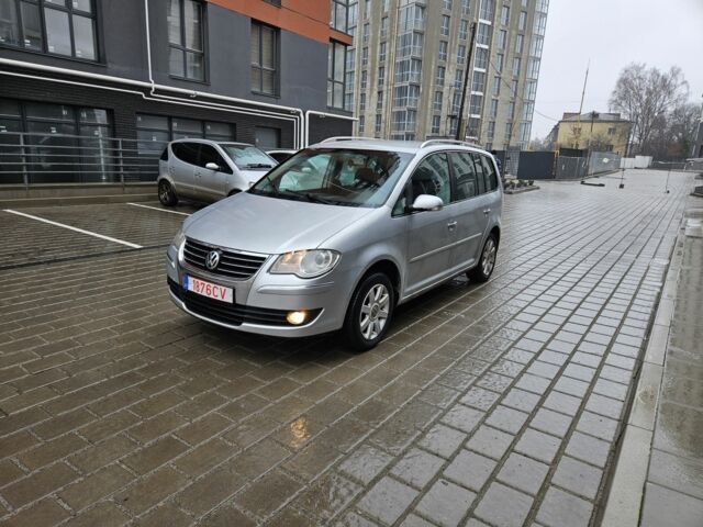 Серый Фольксваген Туран, объемом двигателя 1.9 л и пробегом 350 тыс. км за 2800 $, фото 1 на Automoto.ua
