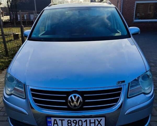 Серый Фольксваген Туран, объемом двигателя 1.6 л и пробегом 205 тыс. км за 4900 $, фото 1 на Automoto.ua