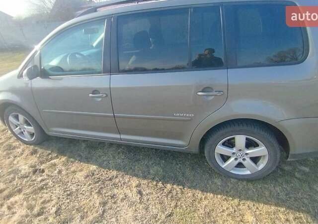 Серый Фольксваген Туран, объемом двигателя 1.4 л и пробегом 240 тыс. км за 7800 $, фото 1 на Automoto.ua