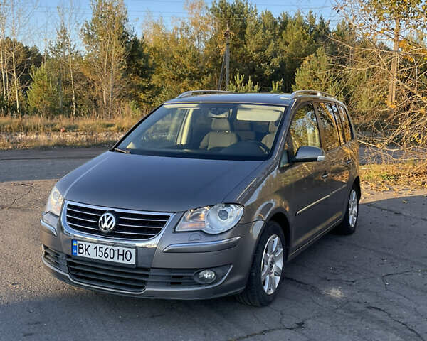 Серый Фольксваген Туран, объемом двигателя 1.39 л и пробегом 196 тыс. км за 7700 $, фото 1 на Automoto.ua