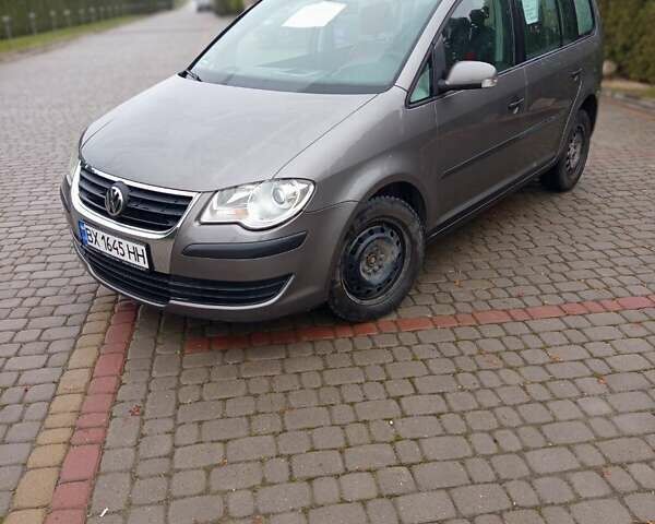 Серый Фольксваген Туран, объемом двигателя 2 л и пробегом 275 тыс. км за 5800 $, фото 1 на Automoto.ua