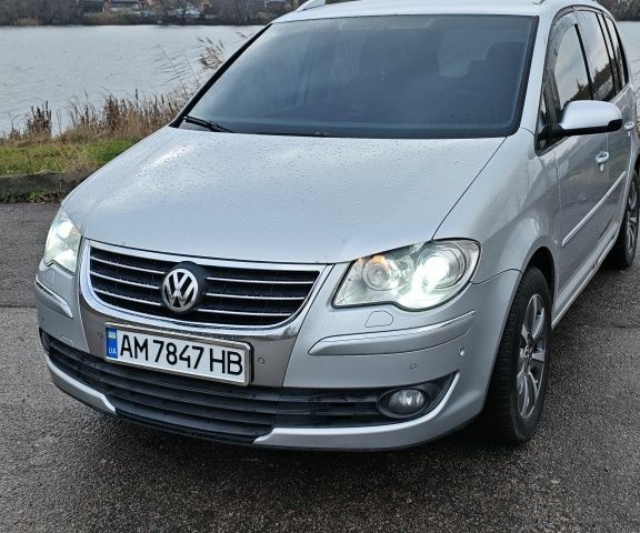 Серый Фольксваген Туран, объемом двигателя 2 л и пробегом 310 тыс. км за 8400 $, фото 1 на Automoto.ua