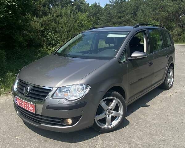 Серый Фольксваген Туран, объемом двигателя 1.6 л и пробегом 211 тыс. км за 9150 $, фото 1 на Automoto.ua