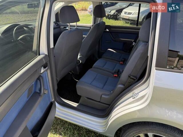 Серый Фольксваген Туран, объемом двигателя 1.6 л и пробегом 230 тыс. км за 7770 $, фото 1 на Automoto.ua