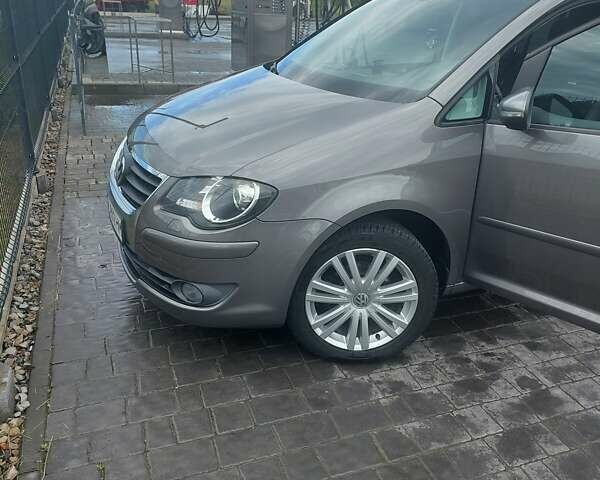 Серый Фольксваген Туран, объемом двигателя 1.97 л и пробегом 260 тыс. км за 8500 $, фото 1 на Automoto.ua