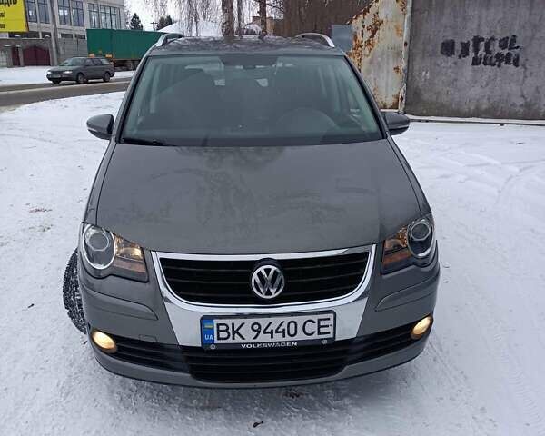 Сірий Фольксваген Туран, об'ємом двигуна 1.9 л та пробігом 241 тис. км за 8600 $, фото 1 на Automoto.ua
