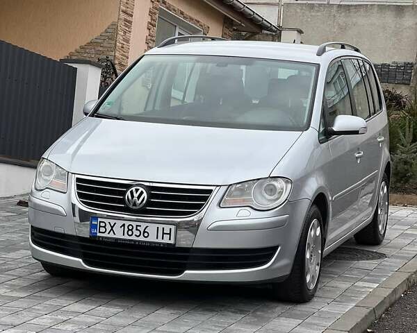 Серый Фольксваген Туран, объемом двигателя 1.6 л и пробегом 198 тыс. км за 8399 $, фото 1 на Automoto.ua