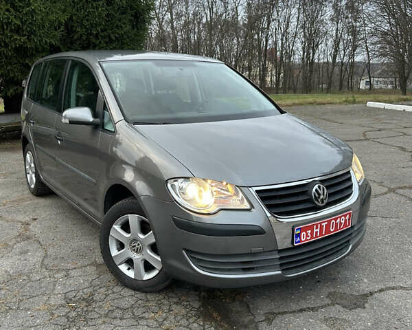 Серый Фольксваген Туран, объемом двигателя 1.6 л и пробегом 225 тыс. км за 8199 $, фото 1 на Automoto.ua