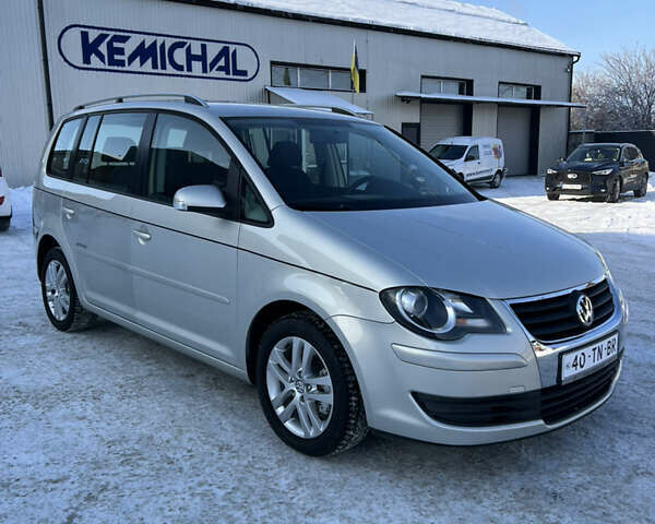 Серый Фольксваген Туран, объемом двигателя 1.9 л и пробегом 285 тыс. км за 8750 $, фото 1 на Automoto.ua