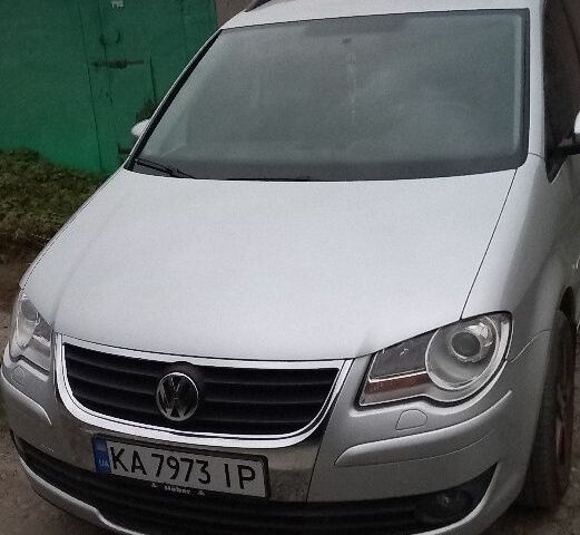 Серый Фольксваген Туран, объемом двигателя 1.4 л и пробегом 300 тыс. км за 7500 $, фото 1 на Automoto.ua