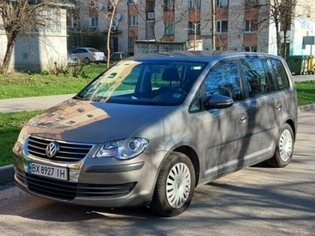 Серый Фольксваген Туран, объемом двигателя 1.6 л и пробегом 234 тыс. км за 8000 $, фото 1 на Automoto.ua