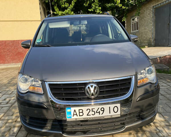 Серый Фольксваген Туран, объемом двигателя 1.6 л и пробегом 201 тыс. км за 8700 $, фото 1 на Automoto.ua