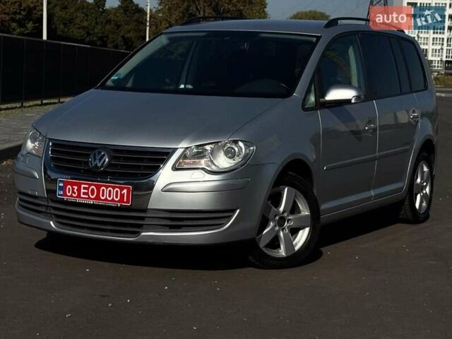 Серый Фольксваген Туран, объемом двигателя 1.6 л и пробегом 278 тыс. км за 8200 $, фото 1 на Automoto.ua