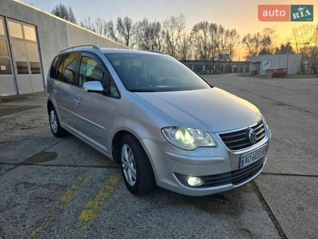 Серый Фольксваген Туран, объемом двигателя 2 л и пробегом 310 тыс. км за 7200 $, фото 1 на Automoto.ua
