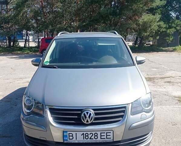 Серый Фольксваген Туран, объемом двигателя 1.6 л и пробегом 195 тыс. км за 8000 $, фото 1 на Automoto.ua