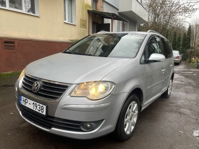 Серый Фольксваген Туран, объемом двигателя 1.9 л и пробегом 380 тыс. км за 3950 $, фото 1 на Automoto.ua
