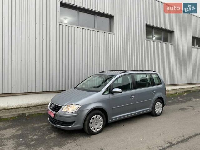 Серый Фольксваген Туран, объемом двигателя 1.4 л и пробегом 220 тыс. км за 7900 $, фото 1 на Automoto.ua