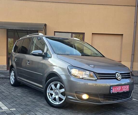 Серый Фольксваген Туран, объемом двигателя 1.6 л и пробегом 284 тыс. км за 9600 $, фото 1 на Automoto.ua