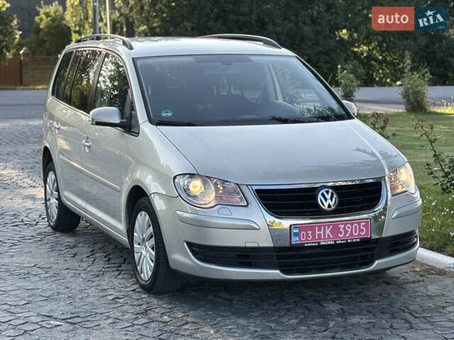Серый Фольксваген Туран, объемом двигателя 1.4 л и пробегом 242 тыс. км за 6550 $, фото 1 на Automoto.ua
