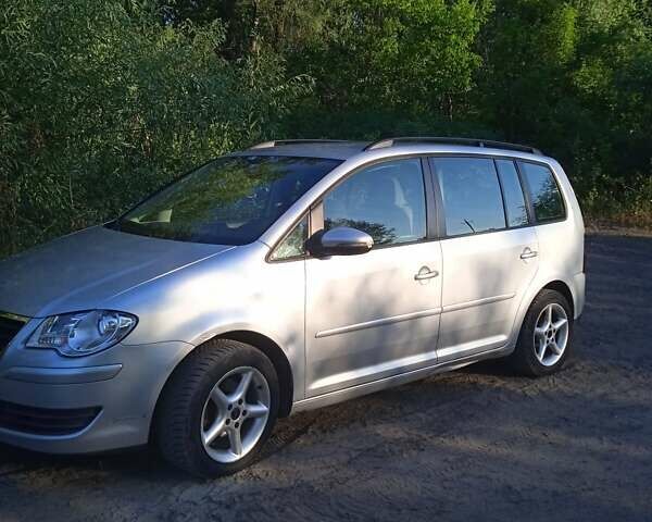 Серый Фольксваген Туран, объемом двигателя 1.4 л и пробегом 215 тыс. км за 6300 $, фото 1 на Automoto.ua