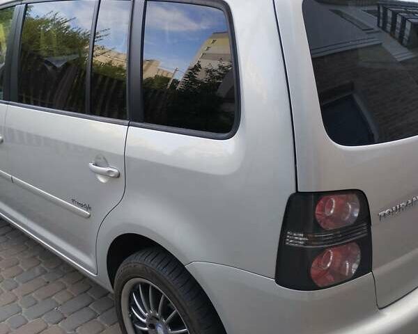 Серый Фольксваген Туран, объемом двигателя 1.97 л и пробегом 185 тыс. км за 9200 $, фото 1 на Automoto.ua