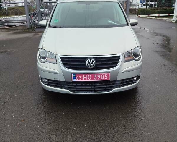 Сірий Фольксваген Туран, об'ємом двигуна 1.6 л та пробігом 250 тис. км за 8600 $, фото 1 на Automoto.ua