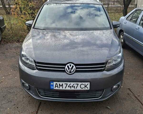 Серый Фольксваген Туран, объемом двигателя 2 л и пробегом 220 тыс. км за 11800 $, фото 1 на Automoto.ua