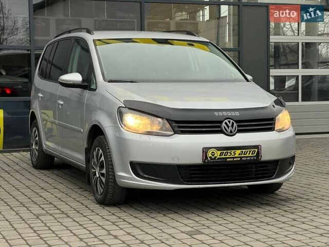 Серый Фольксваген Туран, объемом двигателя 1.39 л и пробегом 224 тыс. км за 7500 $, фото 1 на Automoto.ua