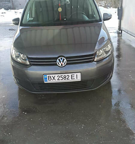 Серый Фольксваген Туран, объемом двигателя 1.6 л и пробегом 335 тыс. км за 9500 $, фото 1 на Automoto.ua