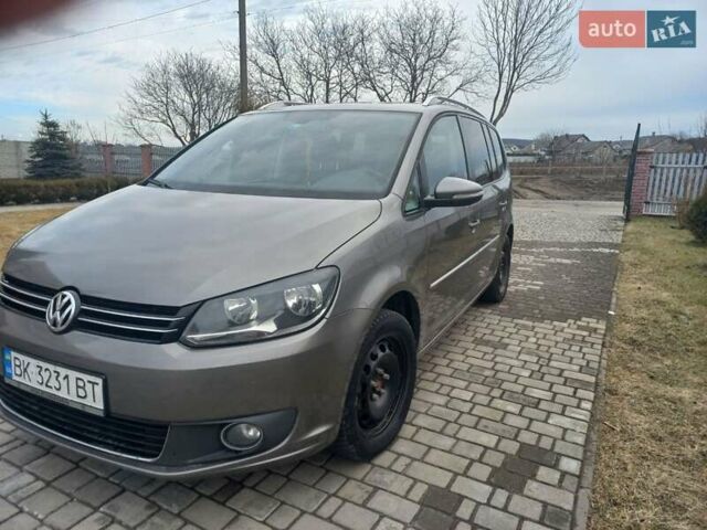Серый Фольксваген Туран, объемом двигателя 1.2 л и пробегом 410 тыс. км за 8000 $, фото 1 на Automoto.ua