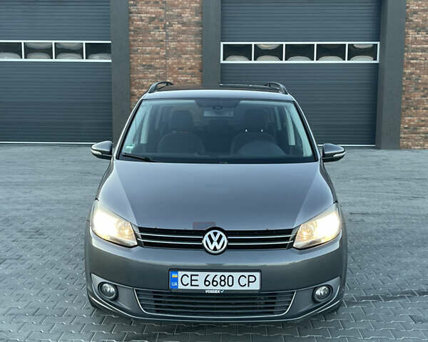 Серый Фольксваген Туран, объемом двигателя 1.6 л и пробегом 331 тыс. км за 8700 $, фото 1 на Automoto.ua