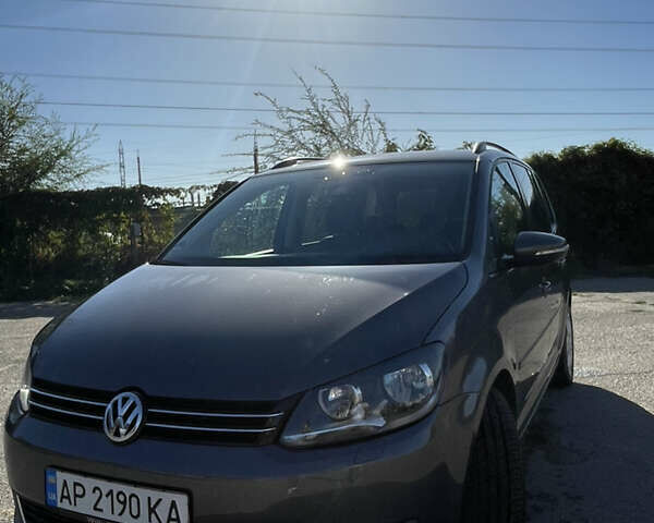 Серый Фольксваген Туран, объемом двигателя 1.6 л и пробегом 301 тыс. км за 9000 $, фото 1 на Automoto.ua