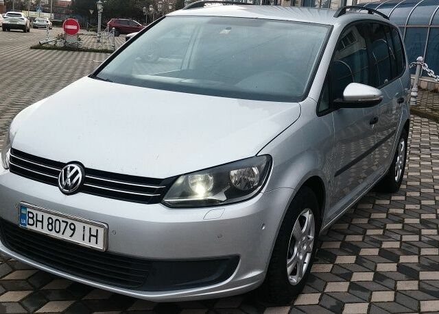 Серый Фольксваген Туран, объемом двигателя 1.6 л и пробегом 250 тыс. км за 9500 $, фото 1 на Automoto.ua